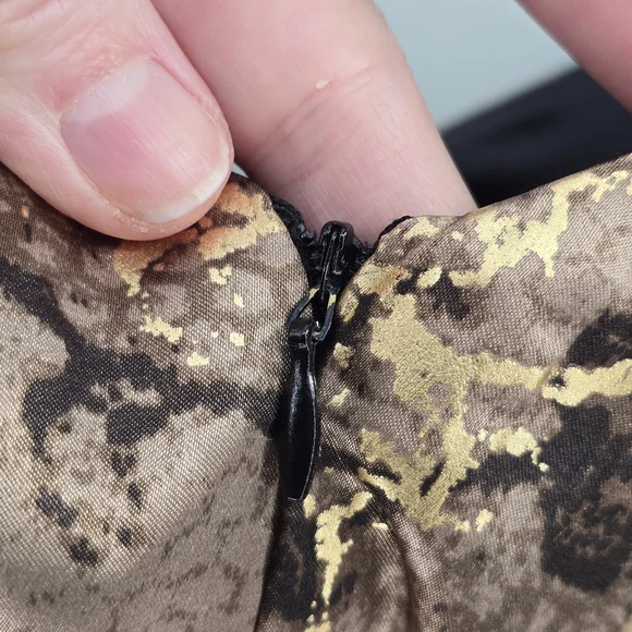 NWT T Tahari Gina Charmeuse Sheath Dress Molasses Metallic Gold Print Size 6 - Picture 7 of 14